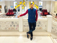 Best Anchor For Haldi Event